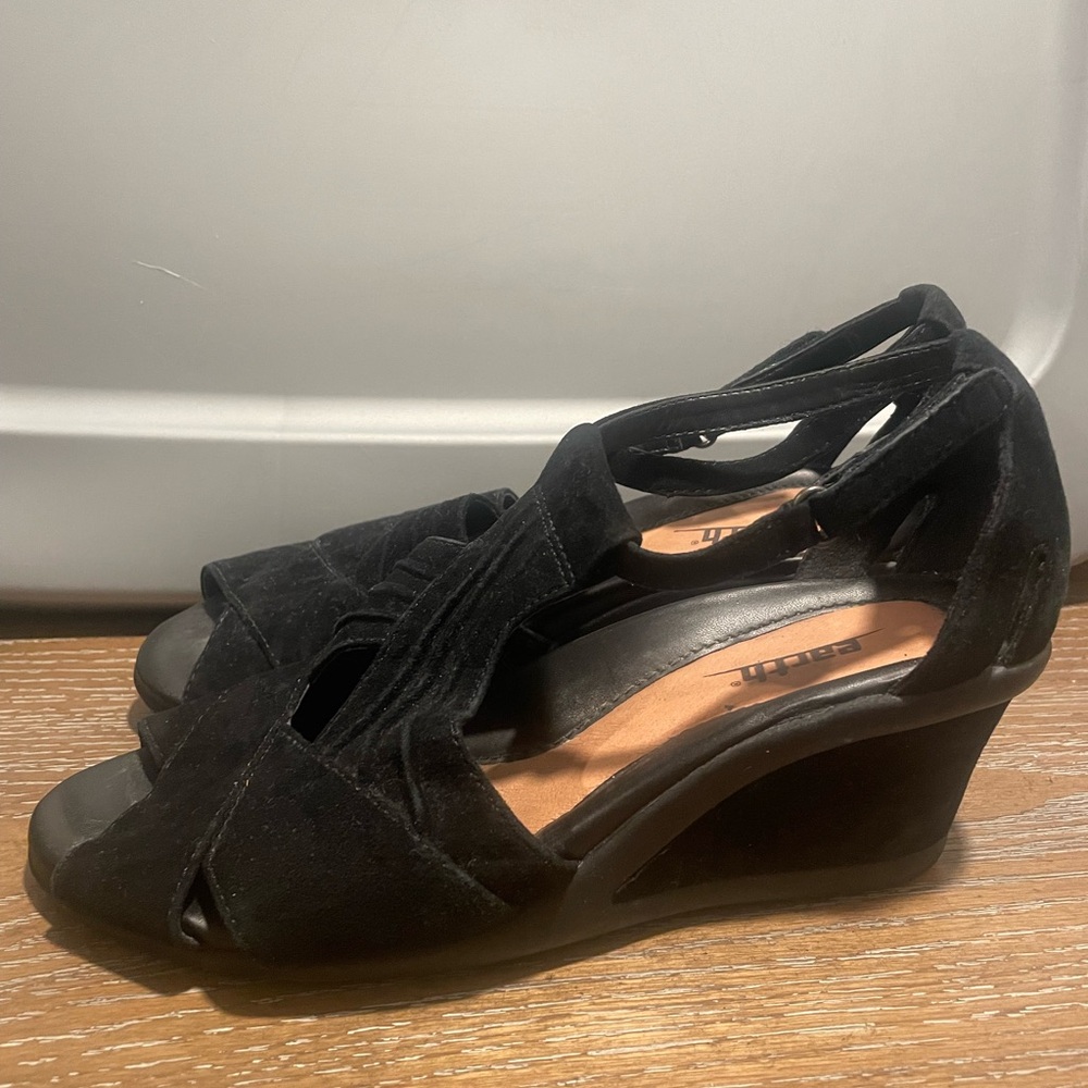 Earth curvet black suede sandal 8B